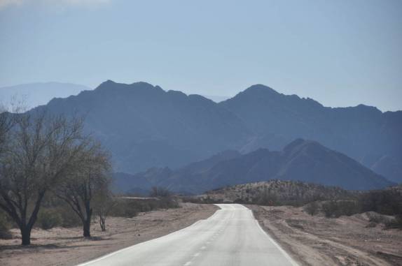 A longa estrada em direção à Fiambalá e ao Paso san Francisco, na Argentina